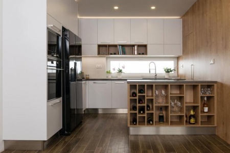 Une armoire &agrave; vin sur-mesure s'int&egrave;gre &agrave; votre cuisine pr&egrave;s de Noyon